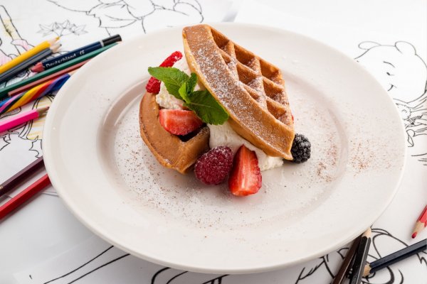 Crispy waffles with berries