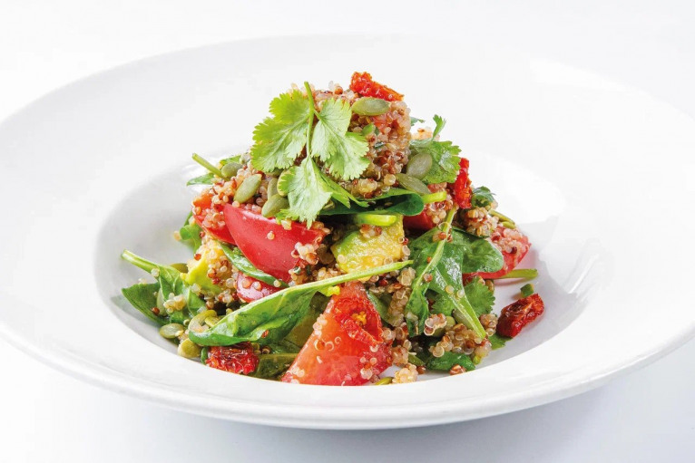 Salad with quinoa & tomatoes